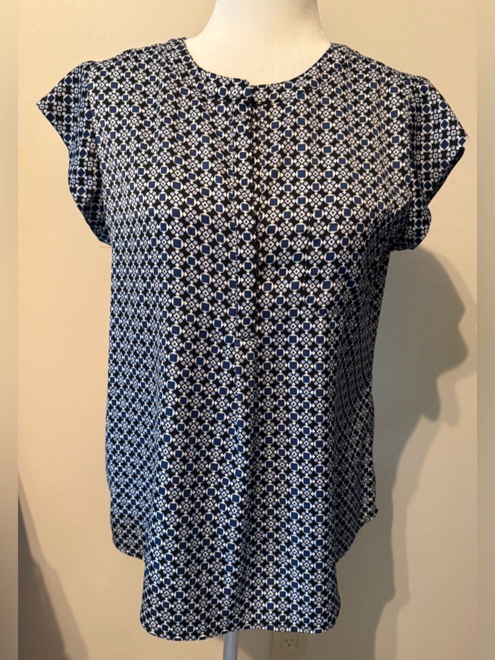Liz Claiborne Black, Blue, and White Patterned Women's Top